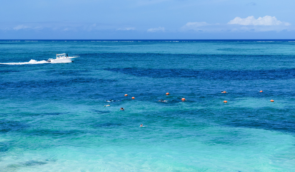 turtle-cove-turks-caicos-smith-reef-snorklers-boating-view