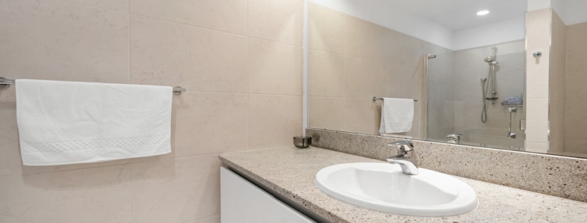 Le-Vele-suite-301-grace-bay-beachfront-condominium-second bedroom ensuite bathroom