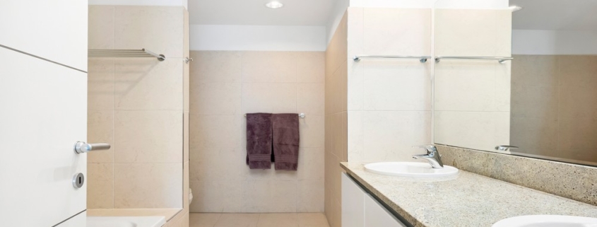 Le-Vele-suite-301-grace-bay-beachfront-condominium-studio bathroom