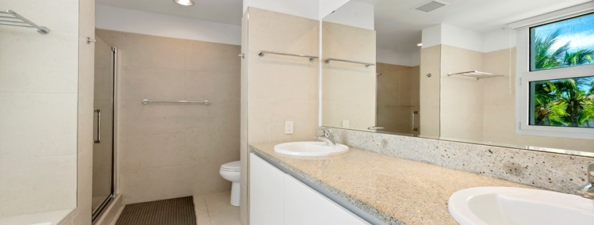 Le-Vele-suite-301-grace-bay-beachfront-condominium-primary en suite bathroom