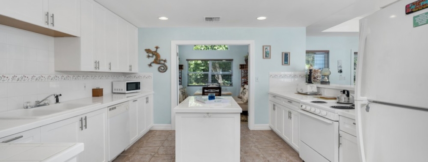 le-mer-turtle-tail-oceanfront-villa-kitchen
