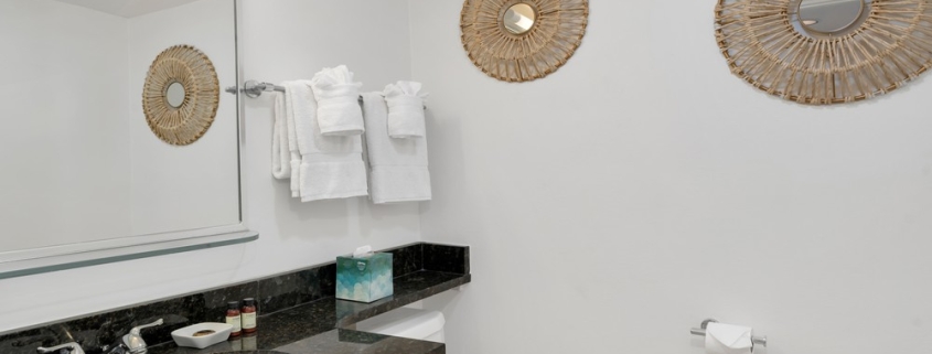 ocean-club-1-bedroom-condo-suite-5304-grace-bay-powder room