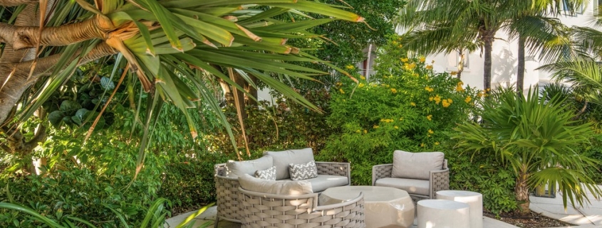 grace-bay-beachfront-west bay club poolside lounge area
