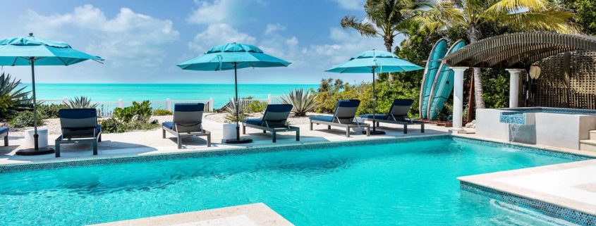 providenciales-oceanfront-villa-la-percha-chalk-sound-outdoorpool patio view
