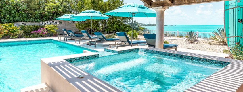 providenciales-oceanfront-villa-la-percha-chalk-sound-outdoorpool patio view