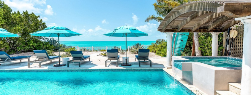 providenciales-oceanfront-villa-la-percha-chalk-sound-outdoorpool patio view