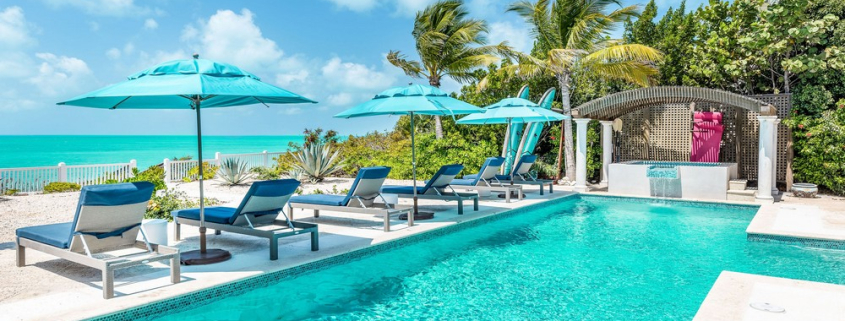 providenciales-oceanfront-villa-la-percha-chalk-sound-outdoorpool patio view