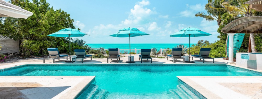 providenciales-oceanfront-villa-la-percha-chalk-sound-outdoorpool patio view