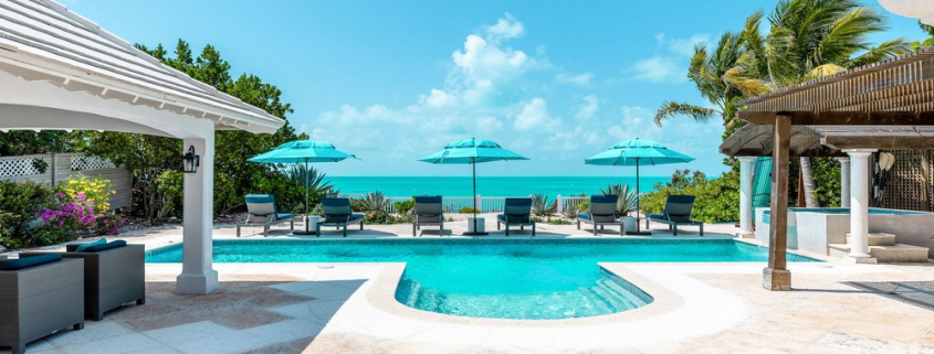 providenciales-oceanfront-villa-la-percha-chalk-sound-outdoorpool patio view