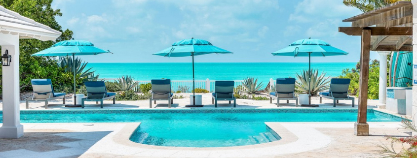 providenciales-oceanfront-villa-la-percha-chalk-sound-outdoorpool patio view