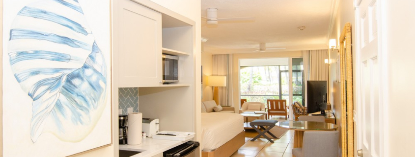 sands-at-grace-bay-studio-suite-6104-one-bedroom-entry and kitchenette